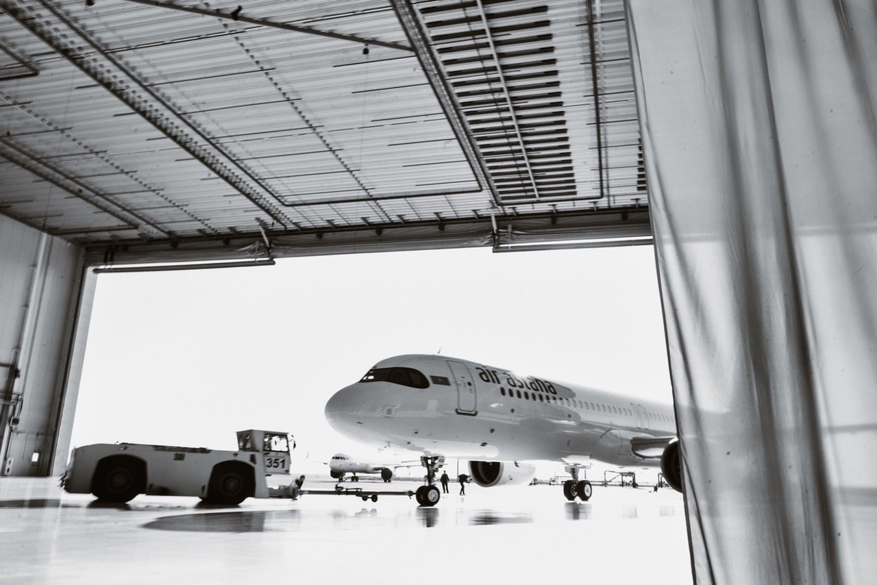 Airbus A321LR — презентация самолёта Air Astana в ангаре