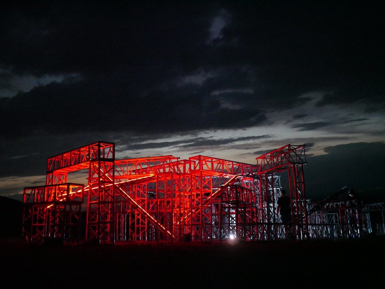 Empath. 27-метровая фигура человека из света в степи
