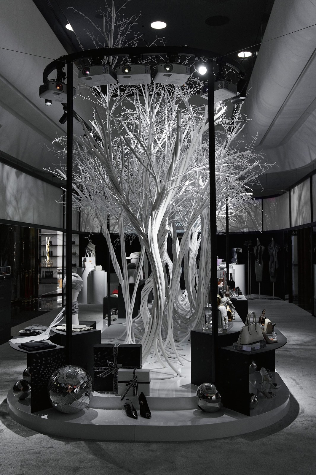 Увидимся в лесу. Новогодний pop-up Saks Fifth Avenue